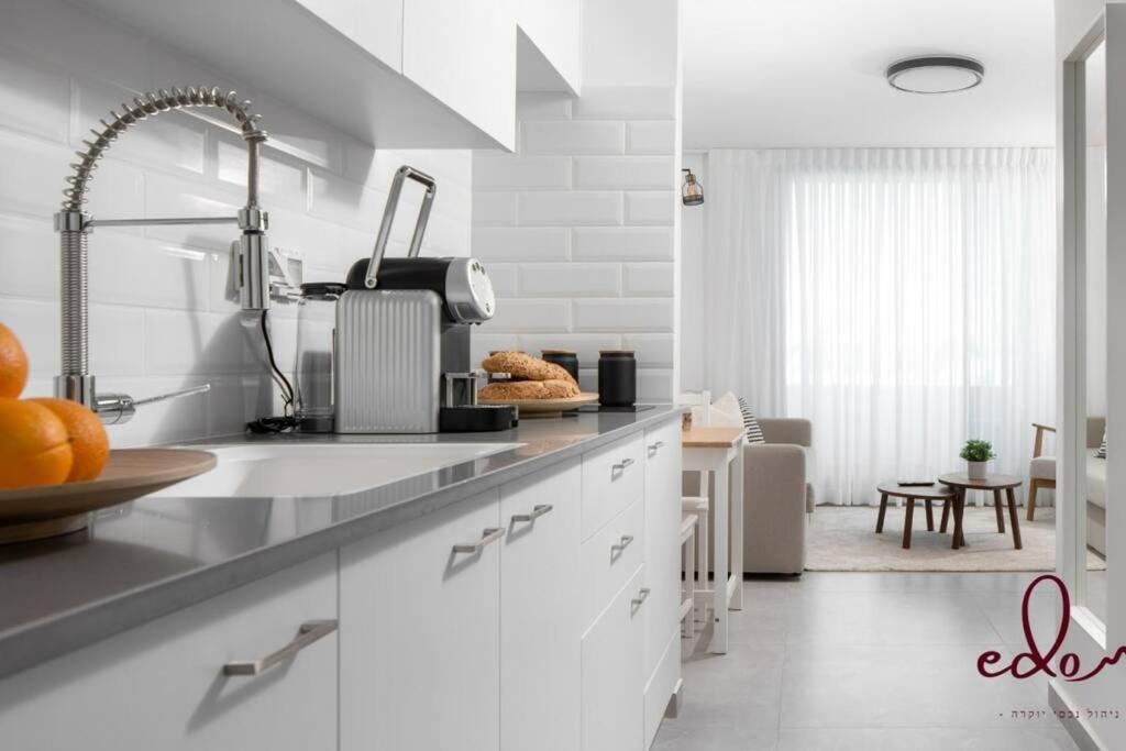 Apartment דירה עם מרפסת על יד הים - By Edom *